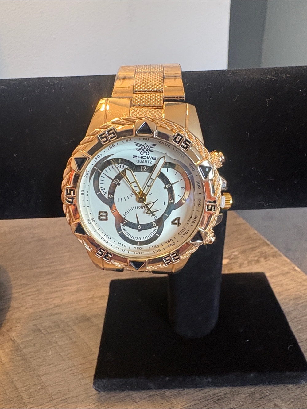 ZHOWE Gold-Tone Men’s Quartz Watch – White Dial Statement Watch